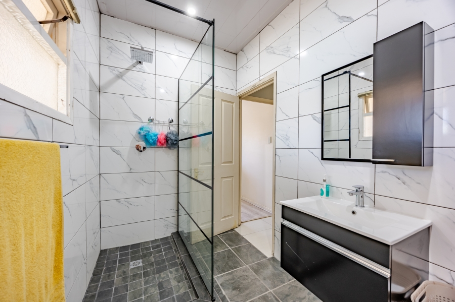 5 Bedroom Property for Sale in Bothasig Western Cape